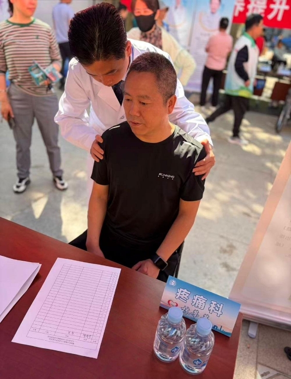 广场义诊惠民生 健康服务暖近郊——“慢病防治健康行”走进通州富力尚悦居社区 
