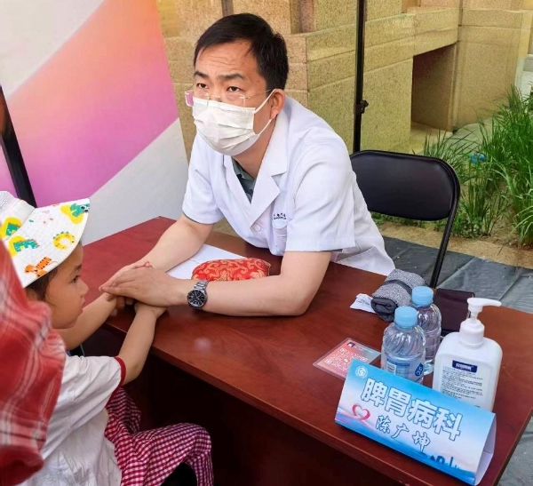 广场义诊惠民生 健康服务暖近郊——“慢病防治健康行”走进通州富力尚悦居社区 