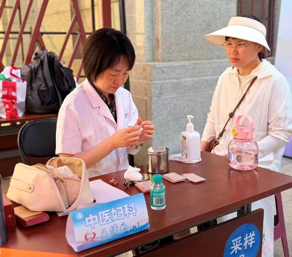 广场义诊惠民生 健康服务暖近郊——“慢病防治健康行”走进通州富力尚悦居社区 