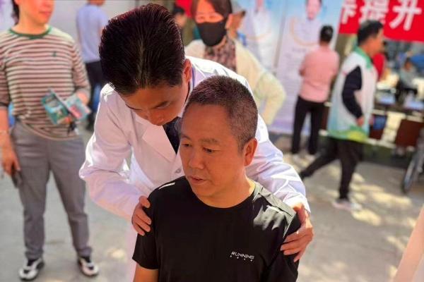 广场义诊惠民生 健康服务暖近郊——“慢病防治健康行”走进通州富力尚悦居社区 