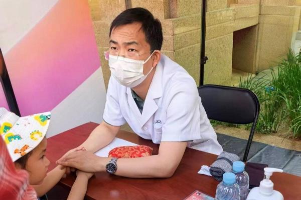 广场义诊惠民生 健康服务暖近郊——“慢病防治健康行”走进通州富力尚悦居社区 