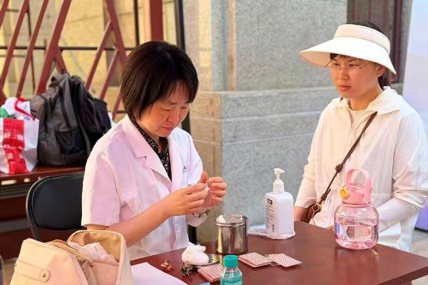 广场义诊惠民生 健康服务暖近郊——“慢病防治健康行”走进通州富力尚悦居社区 