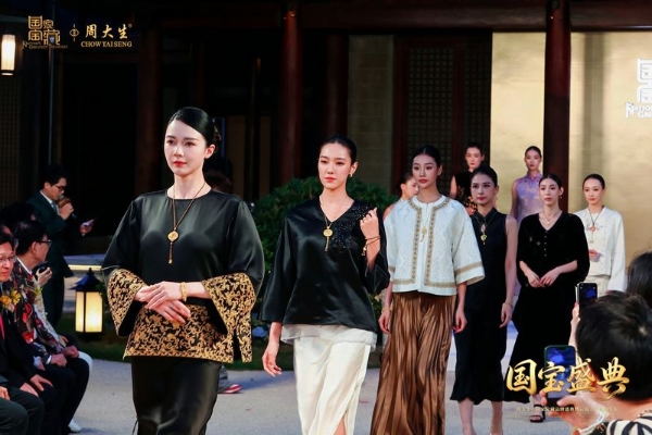 夏之光亮相周大生X国家宝藏品牌盛典暨云锦大师系列发布会，启国宝传承新篇 