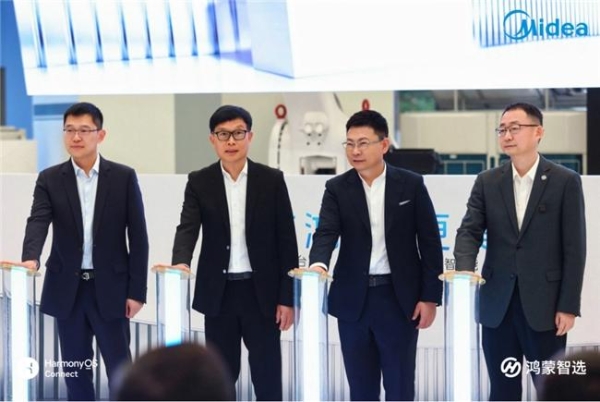 美的携手华为：全球首台鸿蒙智选美的智能空调上市 