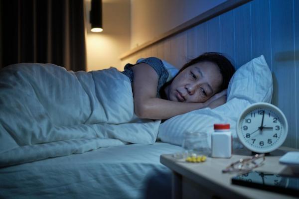 关爱“情绪陷阱”里的她，警惕围绝经期抑郁症 