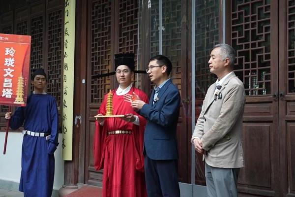 周大生×朱炳仁·铜联袂推出玲珑塔，溯源千年文运，寄寓金榜题名