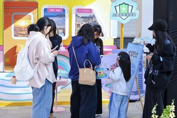 免费领品质充电宝 京东“2026充电宝焕新局”落地上海欢乐谷受热捧