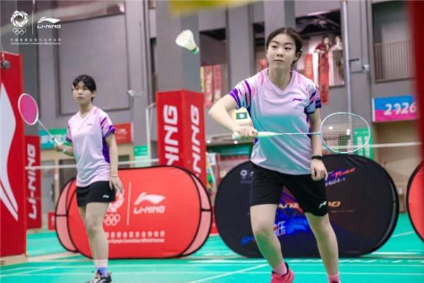 2026李宁杯女子羽毛球公开邀请赛青岛站开赛 黄海之滨挥拍跃动“她”精彩