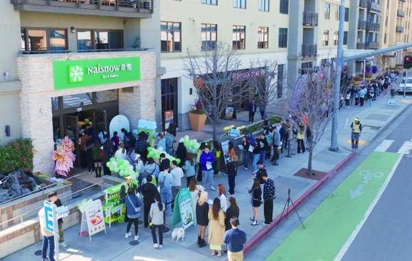 开到哪火到哪！奈雪纽约新店再现超长排队盛况 