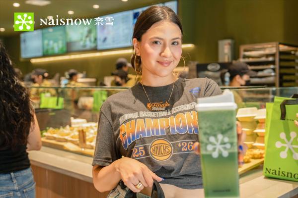 开到哪火到哪！奈雪纽约新店再现超长排队盛况 