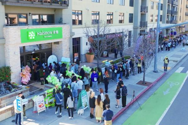 开到哪火到哪！奈雪纽约新店再现超长排队盛况 