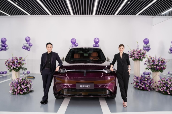 张智霖袁咏仪喜提魏牌V9X，真正的好车，既跟上智能时代又不丢掉性能底色 