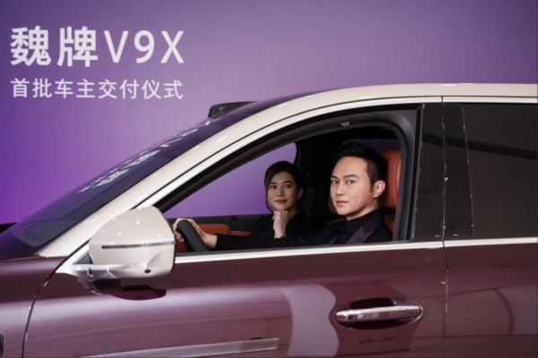 张智霖袁咏仪喜提魏牌V9X，真正的好车，既跟上智能时代又不丢掉性能底色 