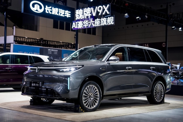 张智霖袁咏仪喜提魏牌V9X，真正的好车，既跟上智能时代又不丢掉性能底色 