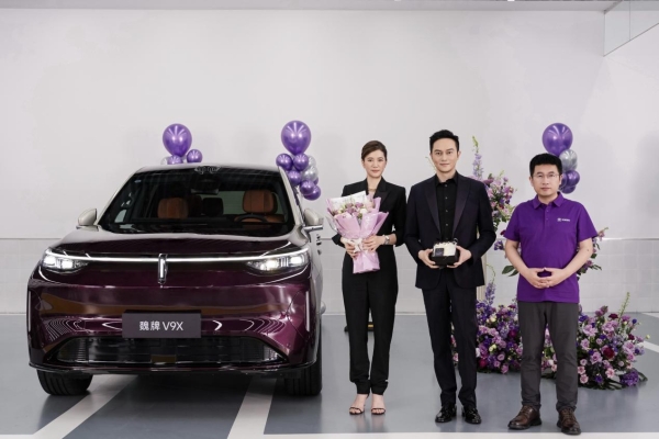 张智霖袁咏仪喜提魏牌V9X，真正的好车，既跟上智能时代又不丢掉性能底色 