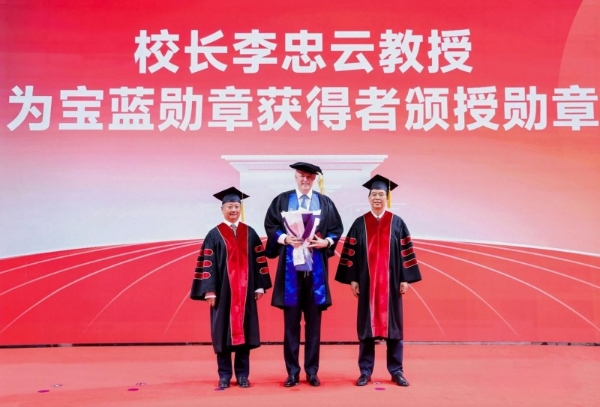 武汉学院毕业典礼首进新体育馆，陈一丹寄语毕业生以“学徒”之姿躬身入局  