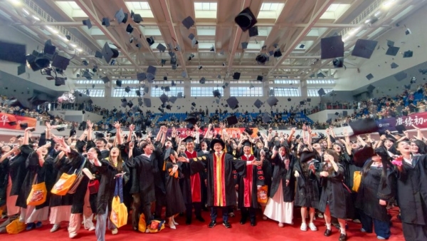 武汉学院毕业典礼首进新体育馆，陈一丹寄语毕业生以“学徒”之姿躬身入局  