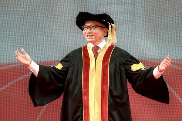 武汉学院毕业典礼首进新体育馆，陈一丹寄语毕业生以“学徒”之姿躬身入局  