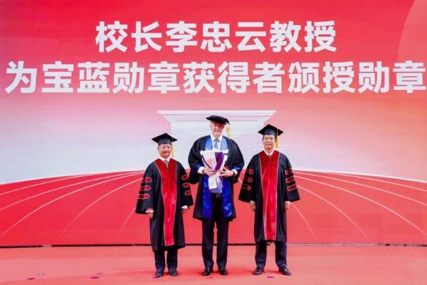 武汉学院毕业典礼首进新体育馆，陈一丹寄语毕业生以“学徒”之姿躬身入局  