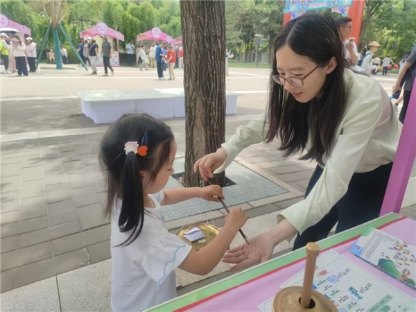 "可触摸的中医药"点亮六一科普游园会 