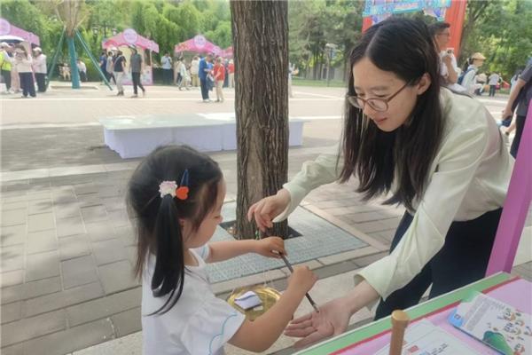 "可触摸的中医药"点亮六一科普游园会 