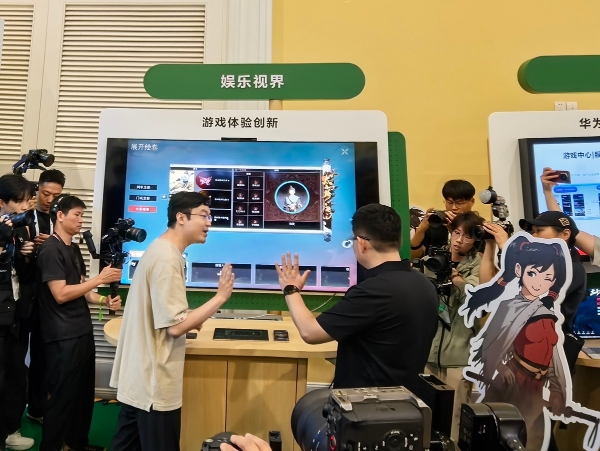 《太吾绘卷：天幕心帷》亮相HDC 2026，余承东现场“隔空传功”太丝滑 
