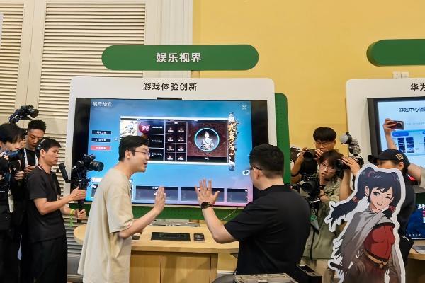 《太吾绘卷：天幕心帷》亮相HDC 2026，余承东现场“隔空传功”太丝滑 