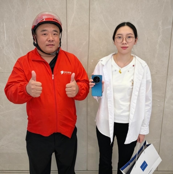 首批vivo X Fold6先人一步用户发布当晚收到新机 京东秒送最快9分钟送达