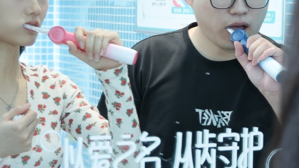 百位牙医亲测推荐：锐舞电动牙刷“气泡清洁”技术终结“无效刷牙” 