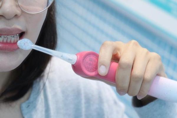 百位牙医亲测推荐：锐舞电动牙刷“气泡清洁”技术终结“无效刷牙” 