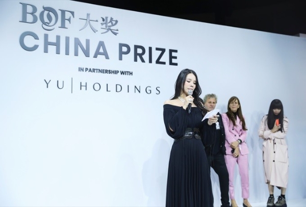 余晚晚启用新名字“余尚霖”，背后是一次商业角色切换 
