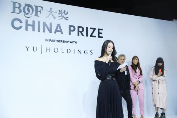 余晚晚启用新名字“余尚霖”，背后是一次商业角色切换 