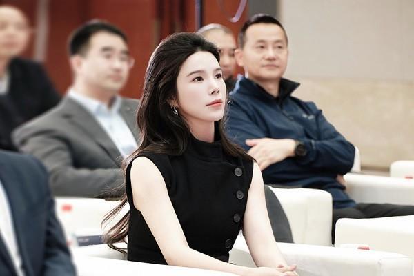 余晚晚启用新名字“余尚霖”，背后是一次商业角色切换 