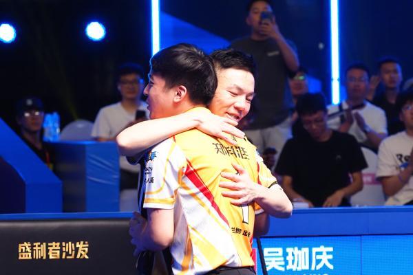 泰山冠顶！吴珈庆力克郑肖淮，加冕台球史上首位“千万先生”，闪耀全球台球赛事最高殿堂! 