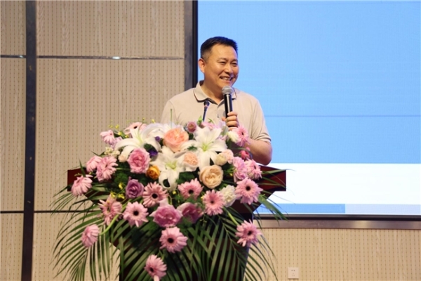 携手共育英才，明眸护航未来——青岛大学青岛医学院与青岛华厦眼科医院志愿服务合作共建签约仪式暨“全飞科普进校园”项目启动仪式圆满举行 