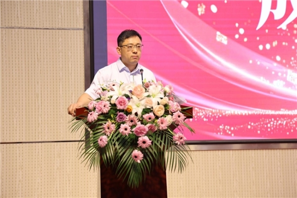 携手共育英才，明眸护航未来——青岛大学青岛医学院与青岛华厦眼科医院志愿服务合作共建签约仪式暨“全飞科普进校园”项目启动仪式圆满举行 