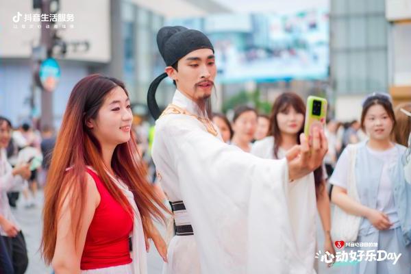 这帮景区顶流NPC集体出逃，在杭州干了件大事 