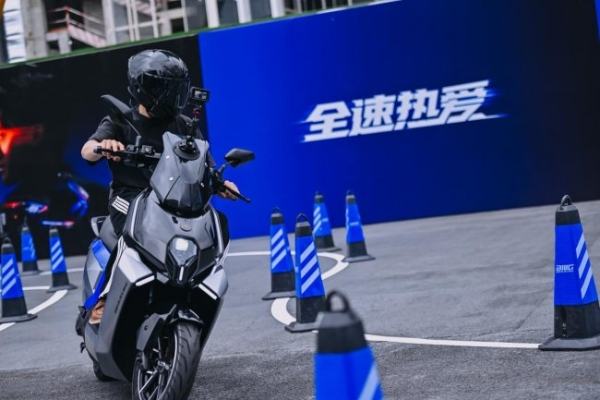 从“她时尚”到“他硬核”，爱玛黑翼跨界创新推动两轮出行新风尚 