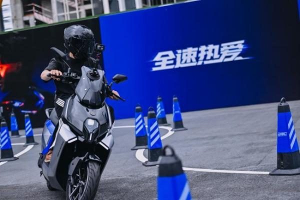 从“她时尚”到“他硬核”，爱玛黑翼跨界创新推动两轮出行新风尚 