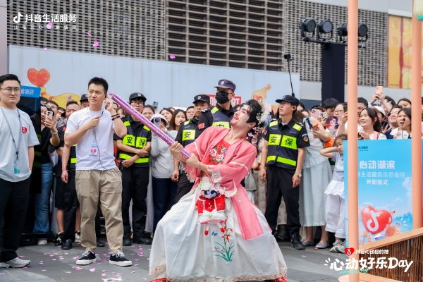 这帮景区顶流NPC集体出逃，在杭州干了件大事 