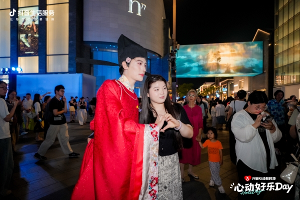 这帮景区顶流NPC集体出逃，在杭州干了件大事 