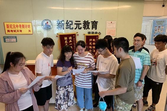 上海选择高考复读，而不想去外地大学与民办高校 