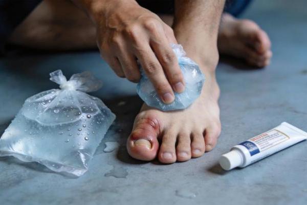 痛风人疼到想“砍脚趾”，医生却说不能做手术？