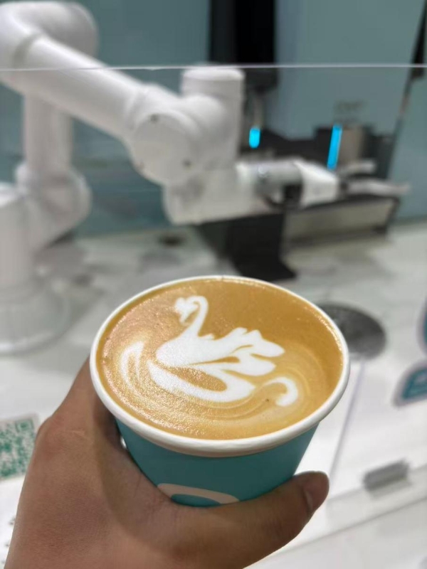 全能冠军· 第7代机器人咖啡馆COFE+亮相福州万达广场 