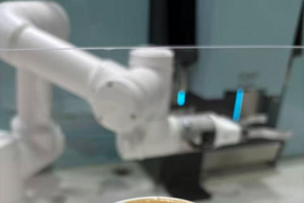 全能冠军· 第7代机器人咖啡馆COFE+亮相福州万达广场 