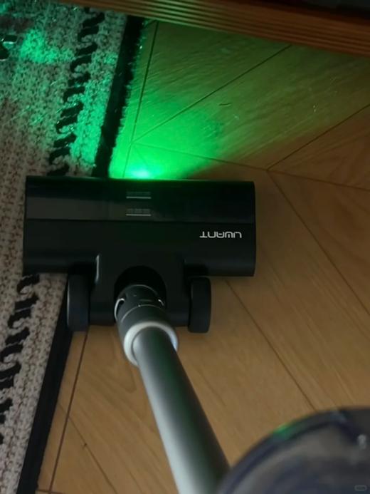 五款热门自集尘吸尘器同场PK：有的真省心，有的纯噱头