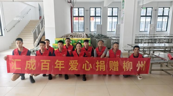 周文强、杨韵冉爱心聚力 汇成百年30万元物资驰援柳州震区
