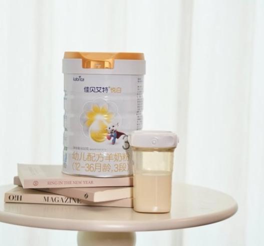 新生儿羊奶粉怎么选？佳贝艾特和蓝河哪个更好一目了然