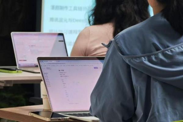 变好科技联合南山区党群服务中心推出AI漫剧创作公益课程 