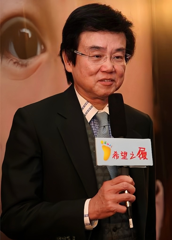 八十岁黄百鸣低调行善多年 他等一个机会，继续照亮社会 